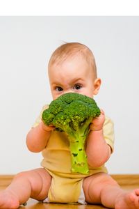 baby-eating-broccoli-picture-id471916762 (1)